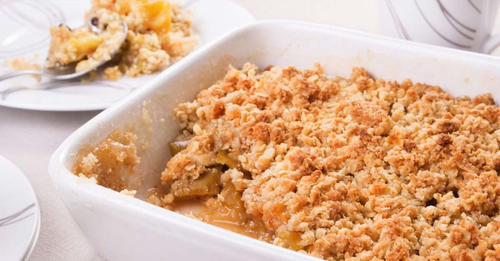 Crumble de maçã com fubá e laranja