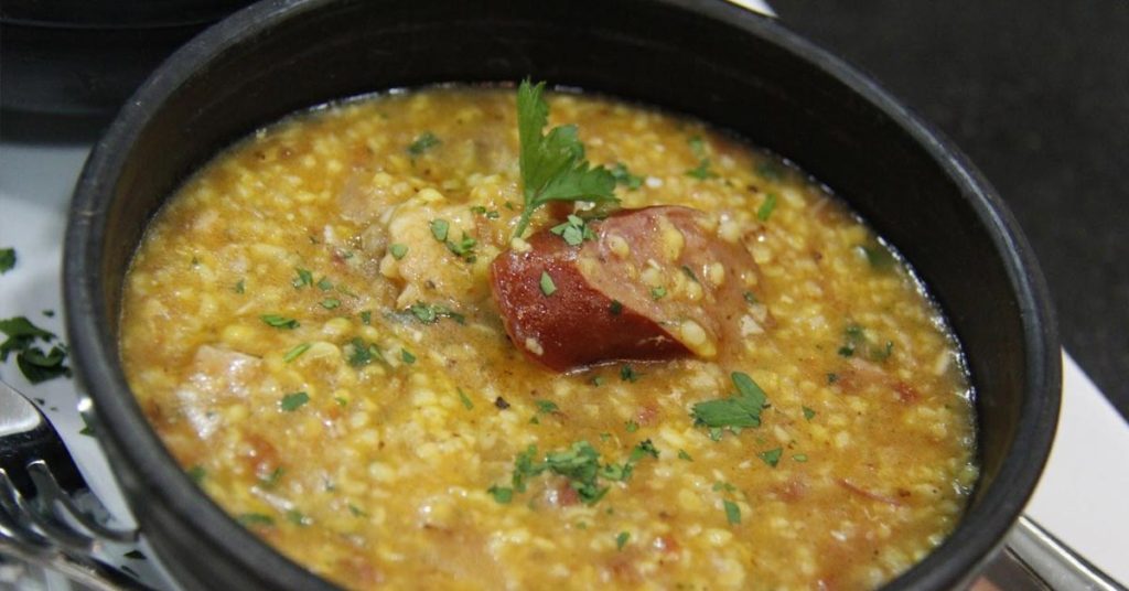 Sopa de quirera de milho com calabresa e costelinha defumada