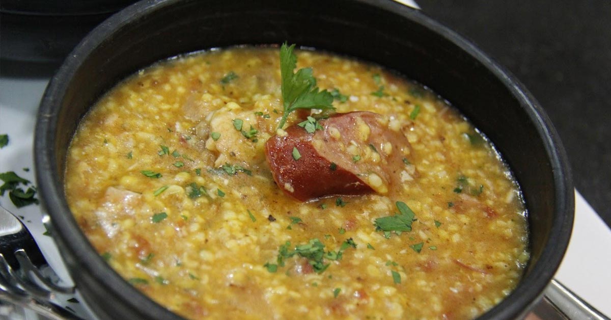 Sopa de quirera de milho com calabresa e costelinha defumada